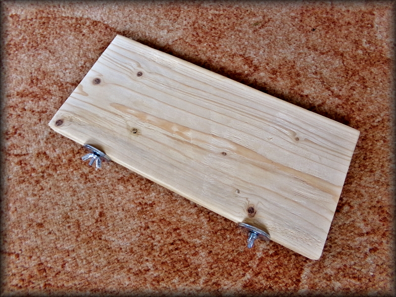 Dřevěná polička 28x13x1,5cm - matky