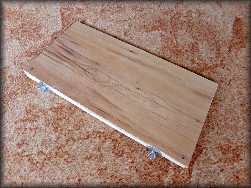 Polička z plovoucí podlahy 37x20cm - rohová, šrouby + skobička