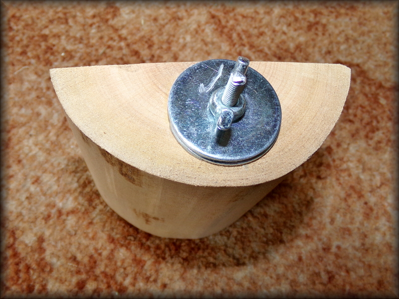 Dřevěné stupátko asi 8 x 8 cm s matkou