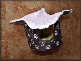 Válcový DOMEK s HAMAKOU hnědý, tlapky + světle růžový minky