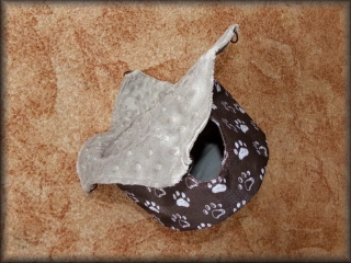 Válcový DOMEK s HAMAKOU hnědý, tlapky + hnědošedý minky