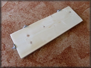 Dřevěná polička 38,5x8,5x2cm - rohová, matky