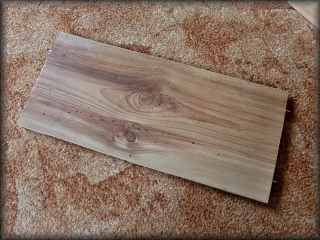 Polička z plovoucí podlahy asi 47x20cm skobičky/háčky