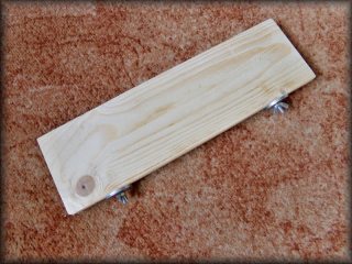 Dřevěná polička 30x9x1,5cm - matky