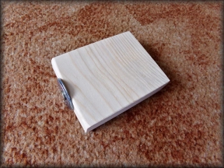 Dřevěné stupátko asi 7 x 9 cm se šroubem