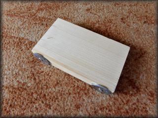 Dřevěné stupátko asi 14 x 8,5 x 1,5 cm se šrouby