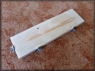 Dřevěná polička 35x10x2,4cm - rohová, matky