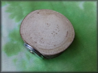 Dřevěné stupátko kolo asi 7 cm se šroubem