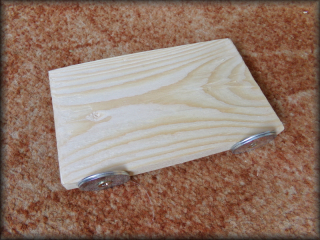 Dřevěné stupátko asi 17,5 x 9 cm se šrouby